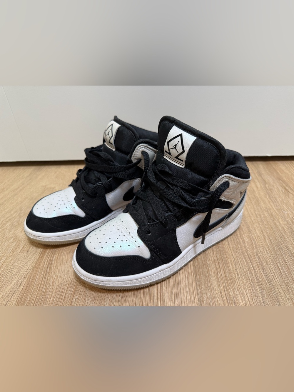 Nike Air Jordan 1 Mid SE Black White Iridescent Pearl Sneakers 4.5Y Women’s 6